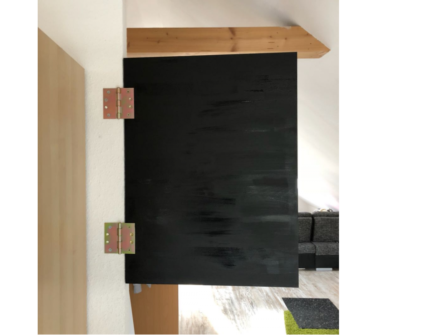 Schwarze Tür mit Scharnieren