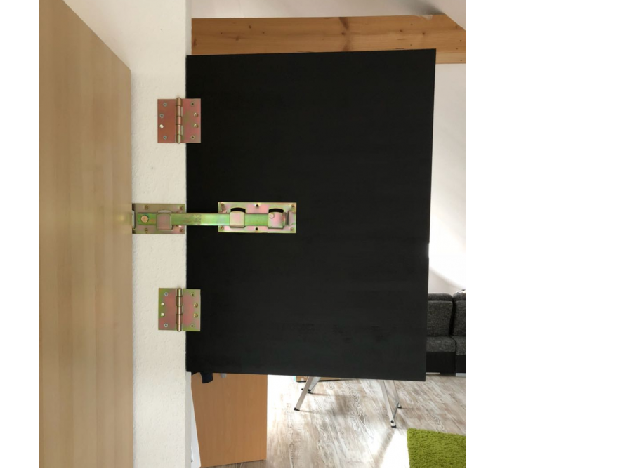 Schwarze Wandhalterung mit Scharnieren