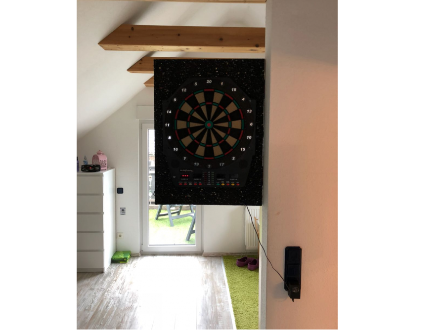 Elektronische Dartscheibe an der Wand