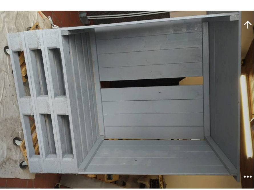 Graues Holzgerüst eines Gartenhauses