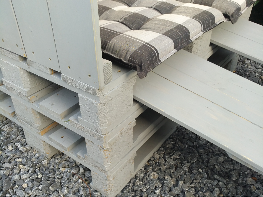 Holzgestell mit Sitzfläche