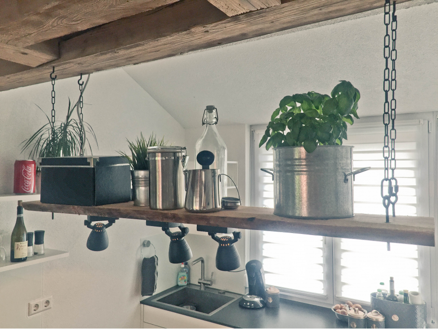 Hängeregal mit flexibler Beleuchtung