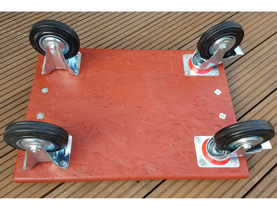 Holzplatte mit vier Lenkrollen