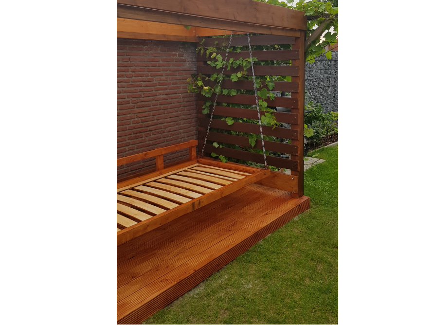 Hölzerne Gartenliege unter Pergola