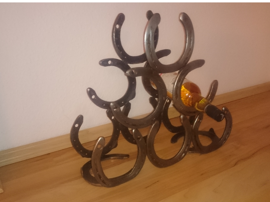 Weinregal aus Hufeisen