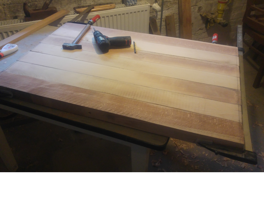 Tisch aus Holzbohlen