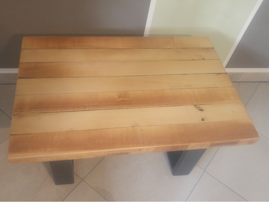 Tisch aus Holzbohlen