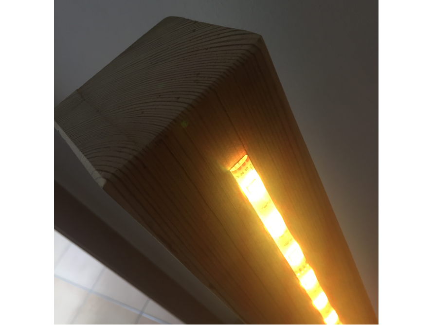 Stehlampe aus einem alten Holzbalken