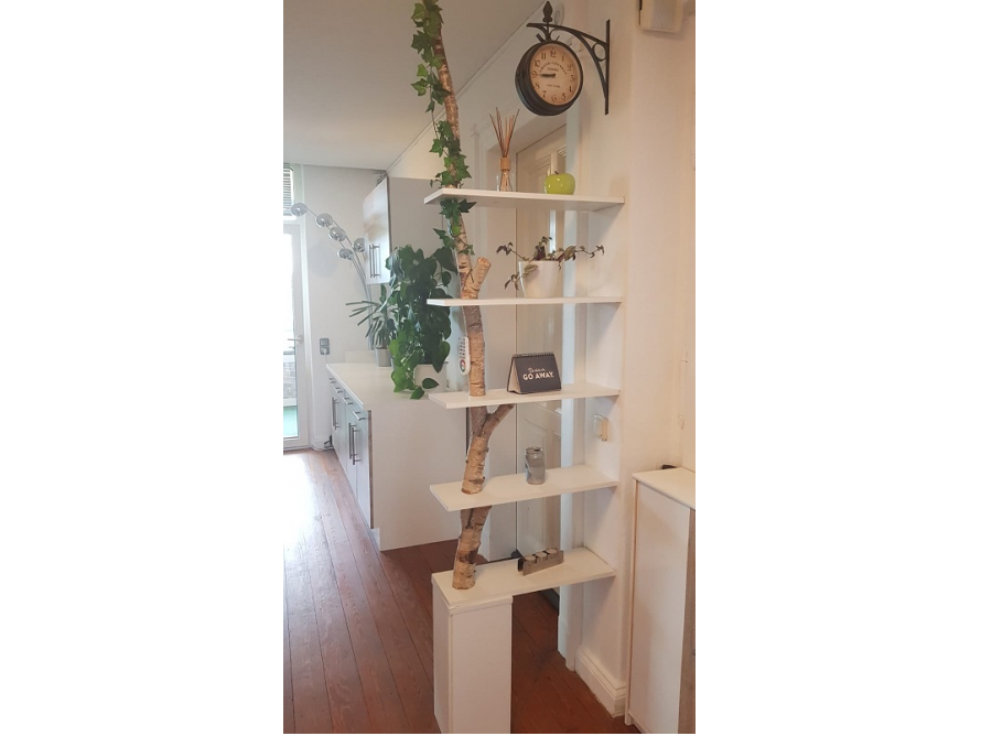 Regal mit Birkenstamm