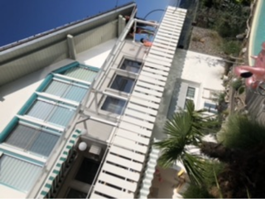 Haus mit Balkon und Pool