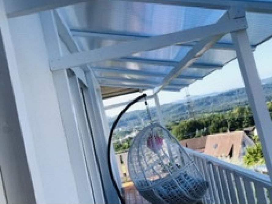 Hängesessel auf einem Balkon mit Überdachung
