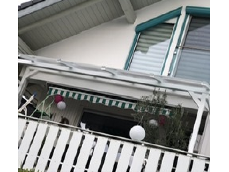 Ein Balkon mit Überdachung und Dekoration.