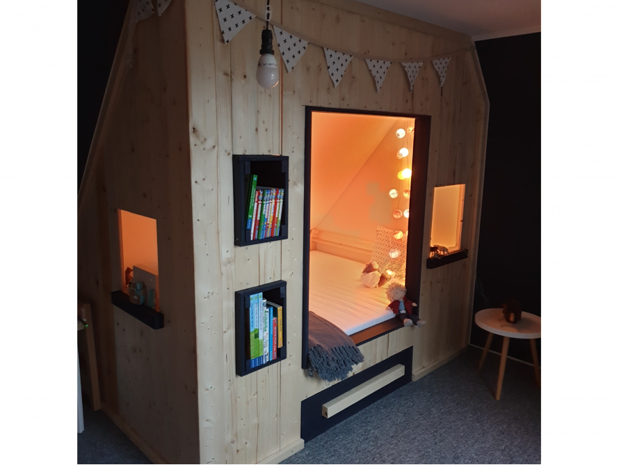 Eingebautes Hochbett aus Holz mit Beleuchtung