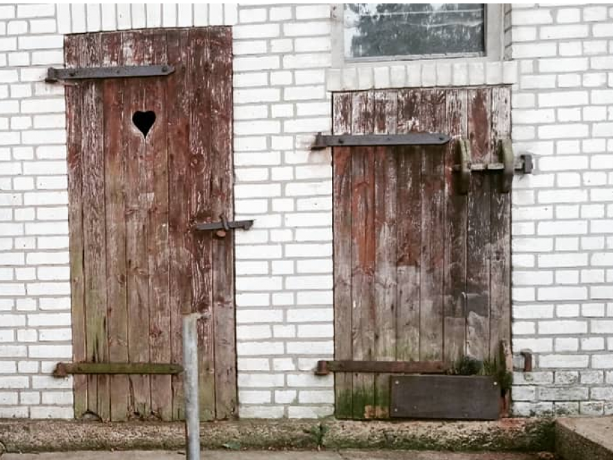 Zwei Holztüren mit Herz-Ausschnitt