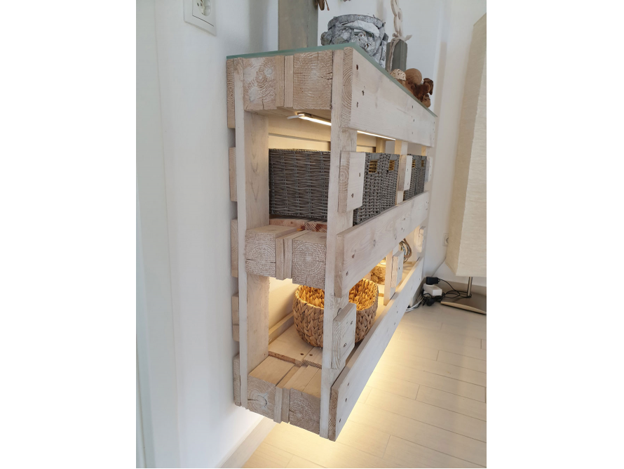 Wandregal aus weißem Holz mit Körben