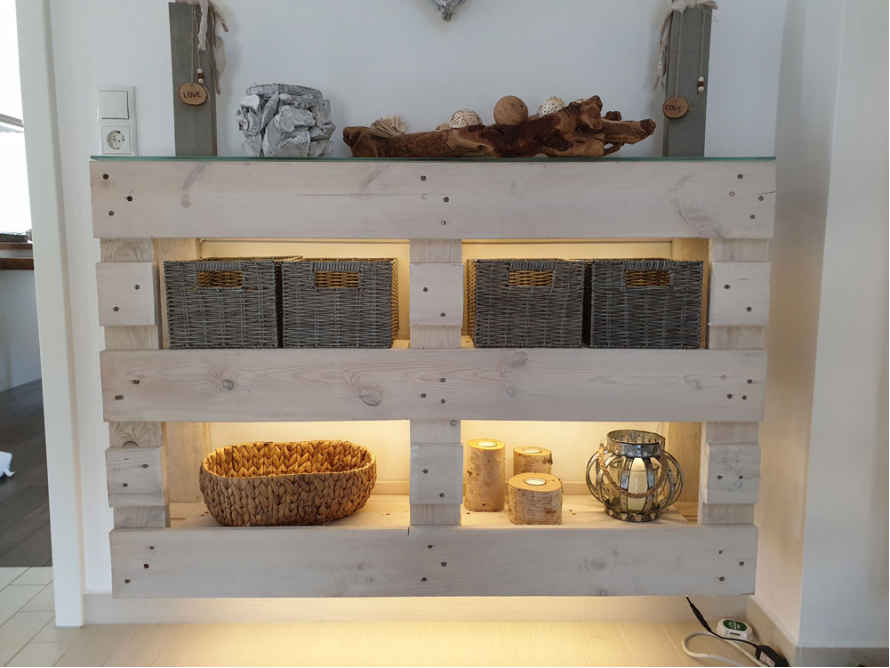 Helles Holzregal mit Dekoration