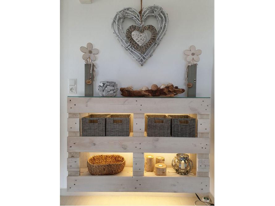 Regal aus weißen Holzbrettern