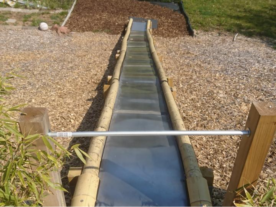 Lange Gartenrutsche aus Bambus und Plastikfolie