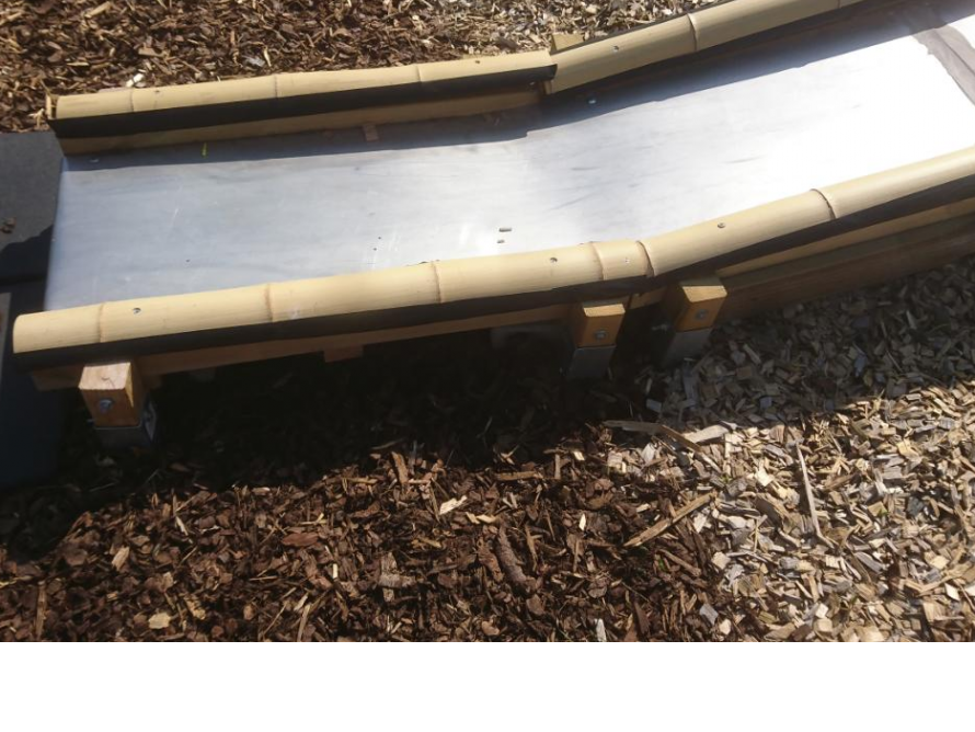 Metallene Rutsche mit Bambusgeländer