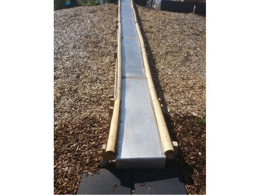 Metallene Wasserrutsche mit Bambus