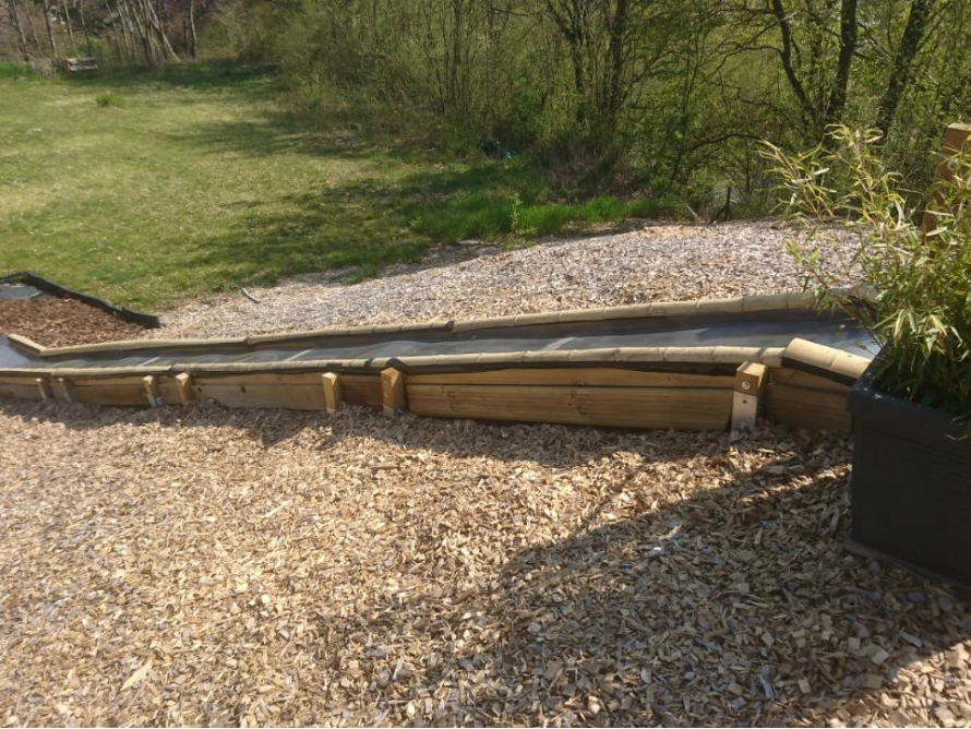 Holzgerüst mit schwarzer Plane