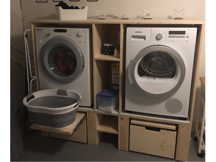 Waschmaschine und Trockner in einem Holzregal