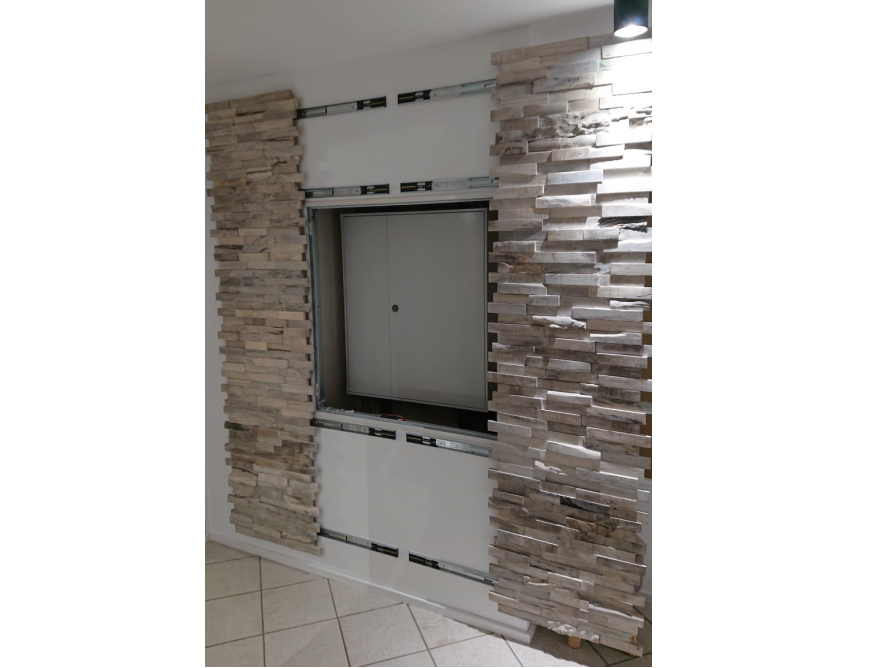 Verkleidung einer Wandnische mit Steinplatten