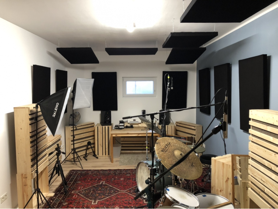 Ein Musik-Proberaum mit Schlagzeug.