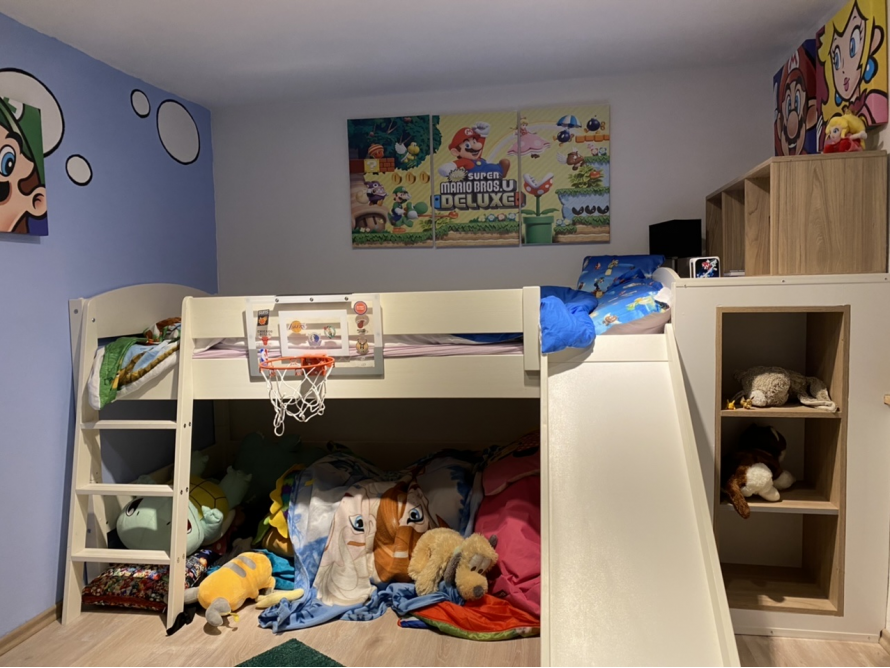 Kinderzimmer mit Hochbett und Rutsche