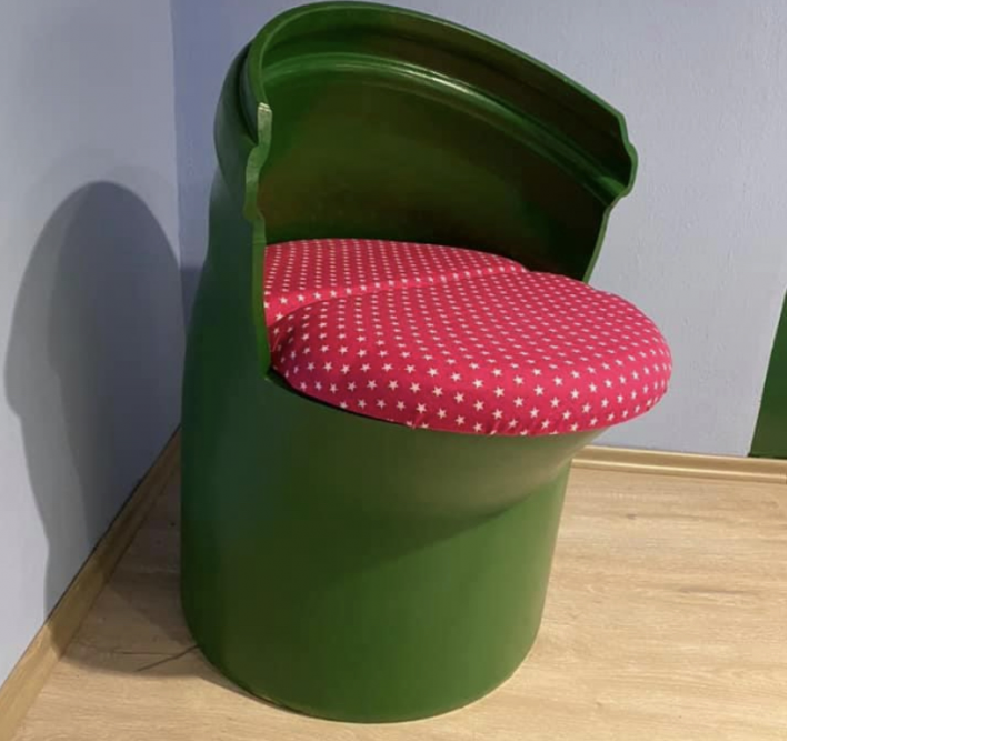 Upgecycelter Stuhl aus Regentonne