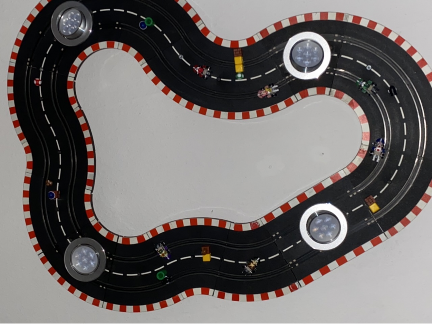 Spielzeugrennbahn an Zimmerdecke