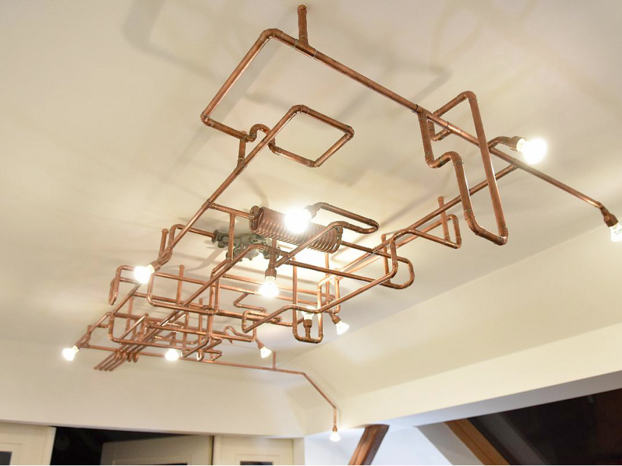 Kupferfarbene Rohrlampe an der Decke