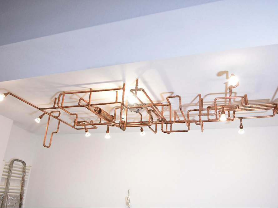 Industrielle Deckenlampe aus Kupferrohren