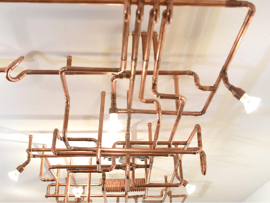 Kupferlampen-Installation an der Decke