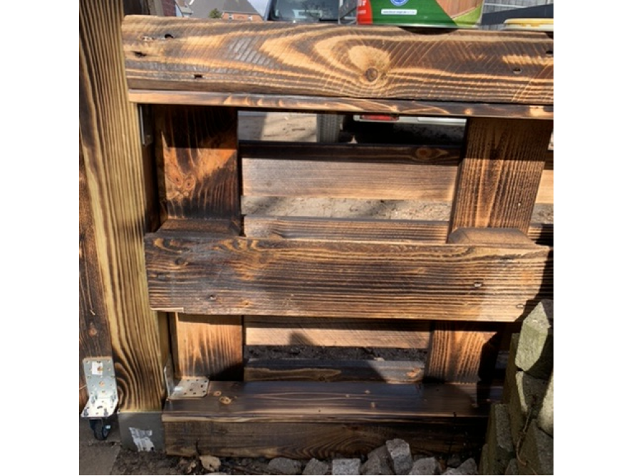 Verbranntes Holzgartenzaun