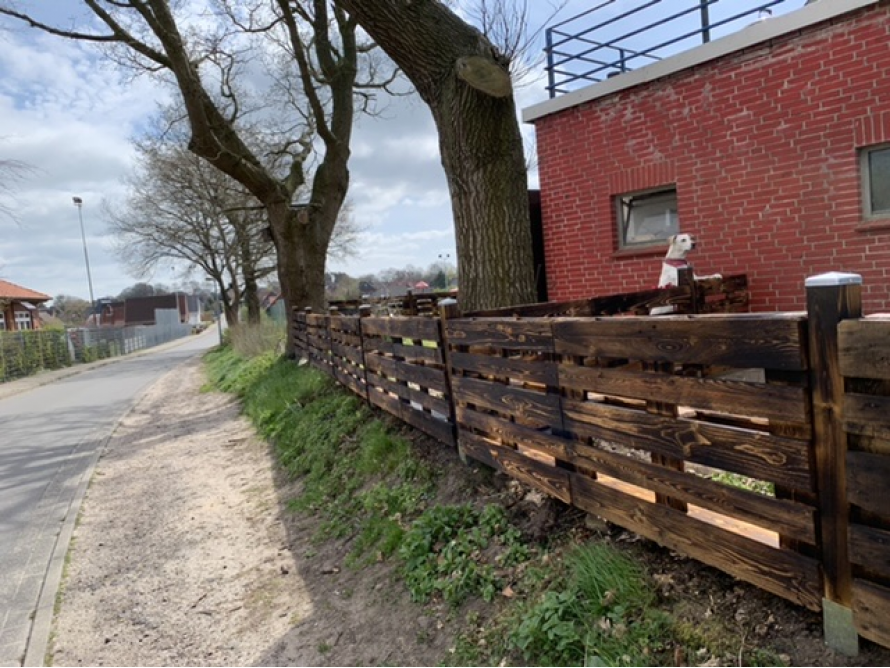 Gartenzaun aus dunklem Holz