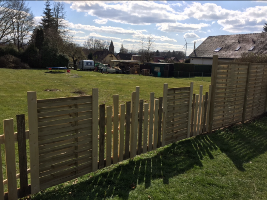Hölzerner Gartenzaun in Arbeit