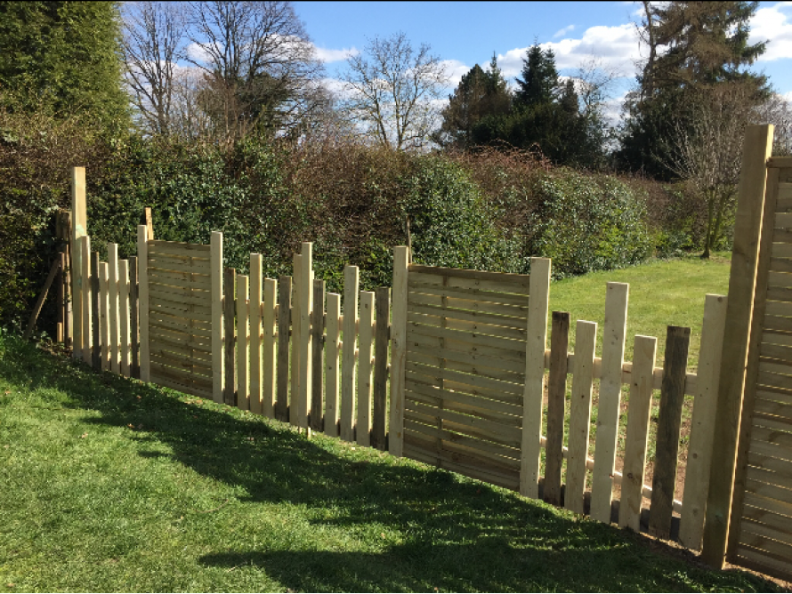 Hölzerner Gartenzaun mit unterschiedlichen Elementen