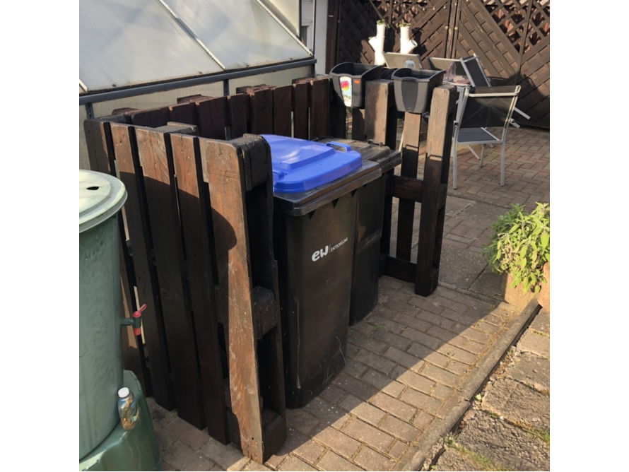 Mülltonnenverkleidung aus dunklem Holz