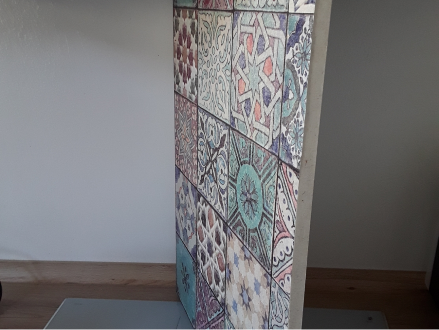 Wand mit bunten Fliesenmuster