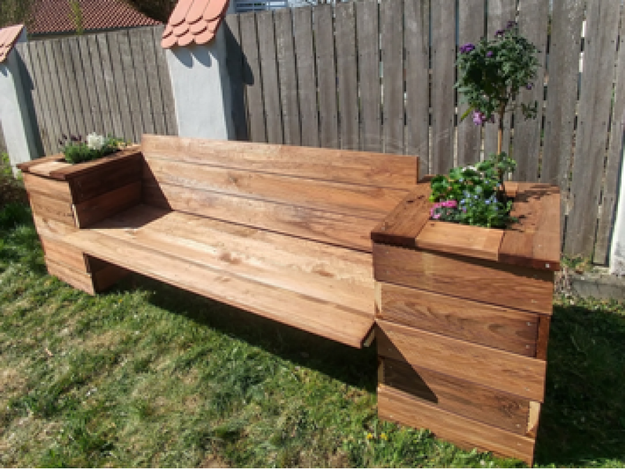 Holzbank mit Blumenkästen