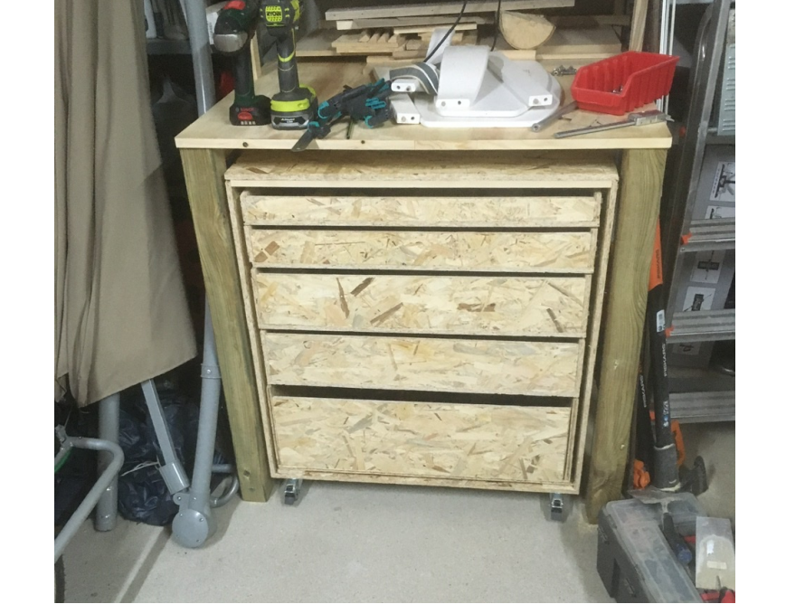 Werkbank mit Schubladen aus Holz