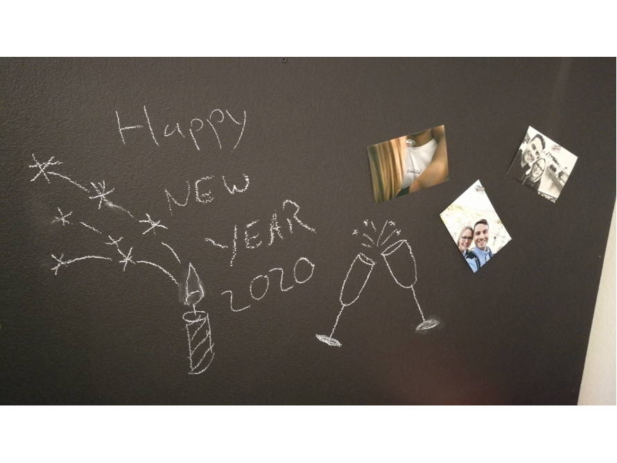 Neujahrsgrüße mit Kreide auf Tafel