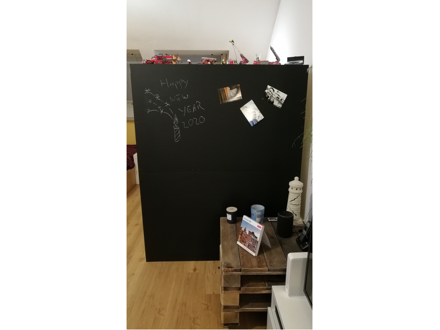 Schwarze Tafel mit Silvesterdekoration