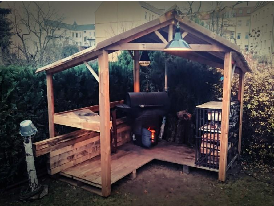 Überdachter Grillplatz im Garten