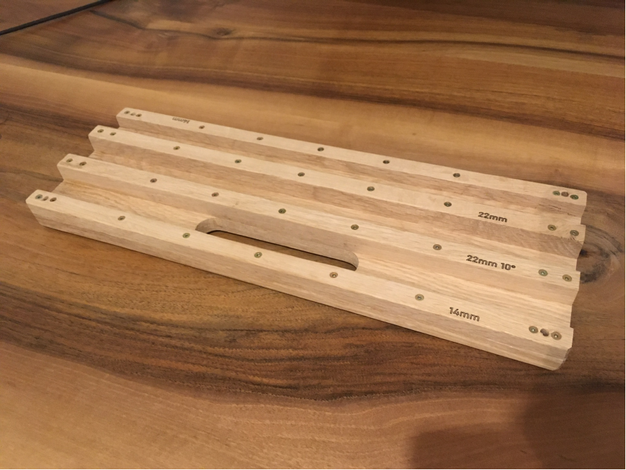 Holzstück mit Griff und Markierungen