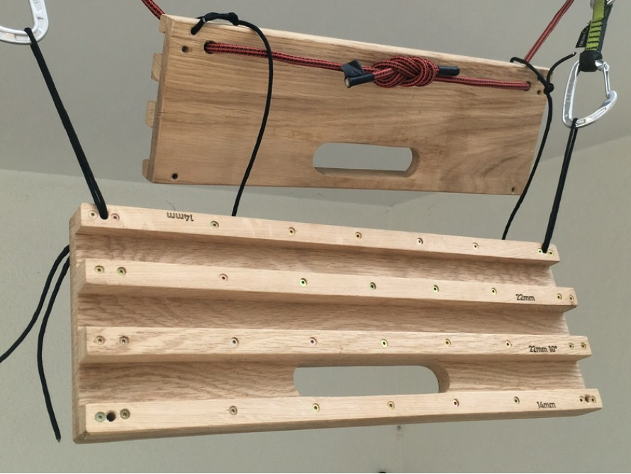 Zwei hölzerne Trainingsbretter für Kletterer