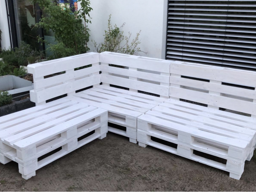 Weiße Palettenmöbel als Sitzecke