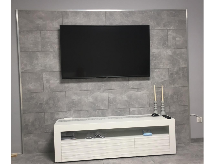 Fernseher auf einem Fernsehtisch