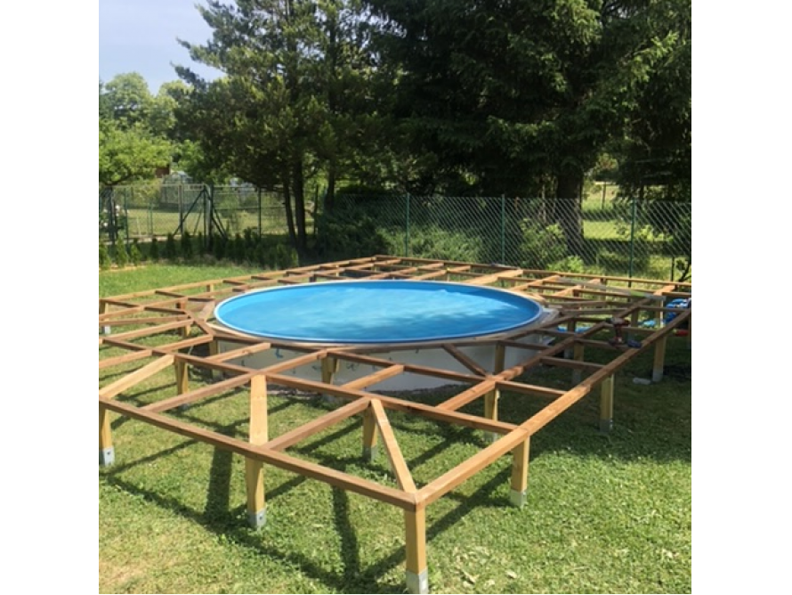 Runder Pool auf einem Holzgerüst im Garten